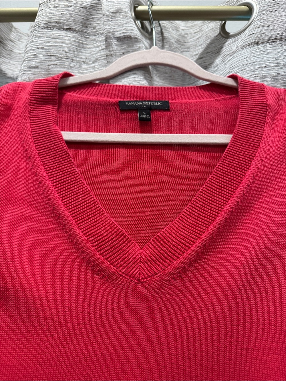🚨2/$10🚨Banana Republic Bright Pink V-Neck Sweater - Picture 3 of 6
